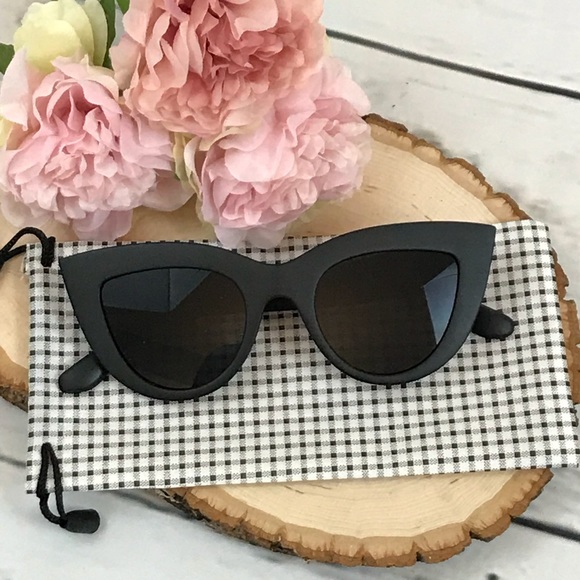 Oversized Vintage Black Cat Eye Tinted Sunglasses - Picture 5 of 6